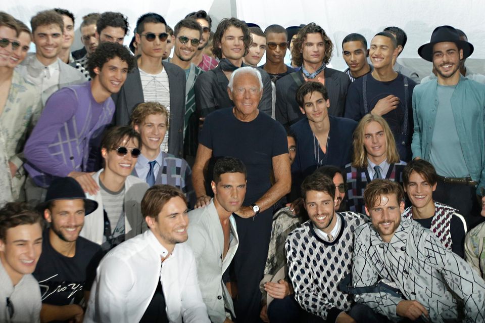 Giorgio Armani begann seine Karriere im Modebusiness als Schaufensterdekorateur des Luxuskaufhauses La Rinascente, nach einem abgebrochenen Medizinstudium und einer Zeit in der Armee. Hier lernte er am „point of sale“ und autodidaktisch, was gefragt war, was sich verkaufte, welcher Stoff wie fiel und wie man Schnitte optimieren könnte. Wissen, das er bei Couturier Nino Cerruti vertiefte, ehe er 1975 mit Sergio Galeotti in Mailand die Giorgio Armani SpA gründete. Fließende Materialien, eine lässige Eleganz und Innovationen wie das ungefütterte Sakko für den modernen Businesslook gehörten bis zuletzt zu Armanis unverwechselbar Handschrift als Modeschöpfer.