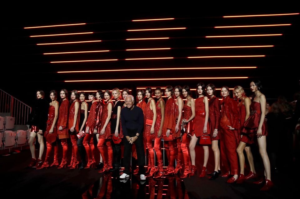 Nur sechs Jahre nach der Gründung der nach ihm benannten Modemarke fügte Giorgio Armani 1981 deren jugendlicheren Ableger hinzu: Emporio Armani (Foto: Präsentation der Frauenkollektion in Mailand 2019). Der kreative Fokus dieser moderater bepreisten Linie mit eigenen Boutiquen lag auf Jeans, Unterwäsche sowie Accessoires. In den 1990er Jahren folgten weitere Untermarken wie Armani Jeans, Armani Exchange, Armani Junior sowie der Aufbau einer eigenen Parfüm- und Kosmetiksparte.