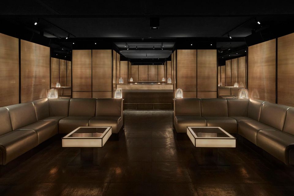Galt der Modeschöpfer und Selfmade-Milliardär privat auch als eher zurückhaltend, mit Hotels in Mailand und Dubai, Restaurant-Projekten mit den japanischen Nobu-Restaurants und den Nachtclubs „Armani/Privé“ sorgte er bei Kunden und Fans definitiv für ausgelassene Stunden. Vor allem zwischen 2000 und 2010 erwies sich Giorgio Armani durch den Einstieg in Hotellerie, Gastronomie, Einrichtung (Armani/Casa), Schokolade (Armani/Dolci), Blumen (Armani/Fiori) und Lizenzen für Brillen sowie Uhren als Tausendsassa der cleveren Diversifizierung.