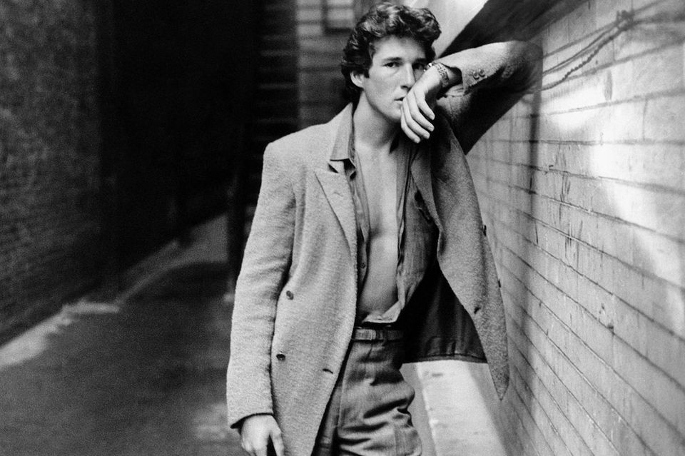 Dass Armani Schauspieler Richard Gere für seine Hauptrolle in „American Gigolo“ (1980) einkleidete, verschaffte dem Designer nicht nur ein wichtiges Entree in Hollywood und kostenlose Werbung auf Kinoleinwänden weltweit. Ein Schachzug, den der neugierige Kreative und gewiefte Geschäftsmann mit Kostümen für Sean Connery und Kevin Costner in „The Untouchables – Die Unbestechlichen“ (1987) wiederholte. Er gilt damit außerdem als Pionier bei der Ausstattung von Stars mit (nachkaufbarer) Mode bekannter Designermarken – vor der Kamera und bei Gala-Events wie der alljährlichen Oscar-Verleihung.