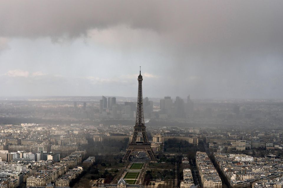 Dunkle Wolken über Paris – der Anleihenmarkt entzieht Frankreich vor dem möglichen Regierungsbruch am Montag derzeit das Vertrauen. 