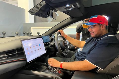 Mann sitzt in einem BYD E-Auto