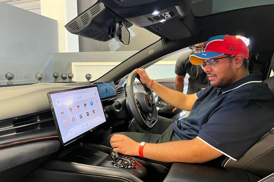 Mann sitzt in einem BYD E-Auto