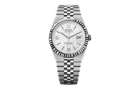 Die „Dweller“-Trilogie von Rolex bestand (bisher) aus den Modellen „Sea-Dweller“, bei der Vorstellung 1967 bis 610 Meter wasserdicht, und „Sky-Dweller“ von 2012 mit Weltzeitfunktion für Vielflieger. Die „Land-Dweller“ komplettiert das Trio.