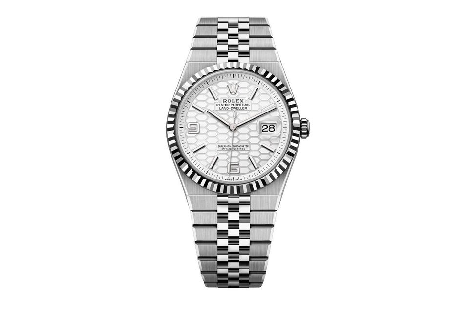 Die „Dweller“-Trilogie von Rolex bestand (bisher) aus den Modellen „Sea-Dweller“, bei der Vorstellung 1967 bis 610 Meter wasserdicht, und „Sky-Dweller“ von 2012 mit Weltzeitfunktion für Vielflieger. Die „Land-Dweller“ komplettiert das Trio.