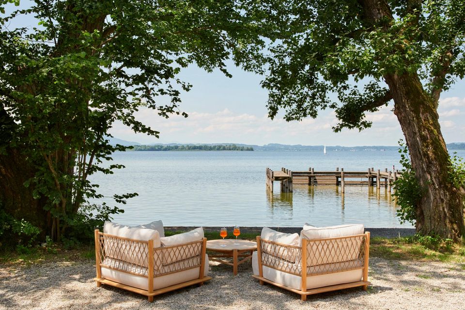 Vom Hotelsteg direkt in den Chiemsee oder lieber in den beheizten Pool? Beides ist möglich. Das Interieur des Chiemgauhof Lakeside Retreat übt sich in moderner Zünftigkeit.