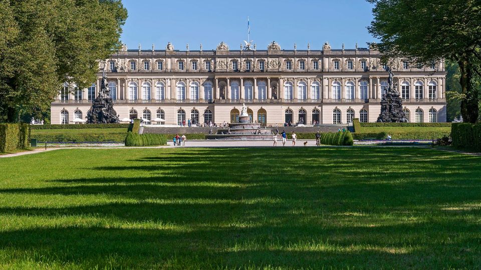 Auf der größten Insel im Chiemsee steht das Neue Schloss Herrenchiemsee, eine monumentale Hommage an Versailles, die König Ludwig II. von Bayern zwischen 1878 und 1886 errichten ließ. Die Audioführung lohnt sich!