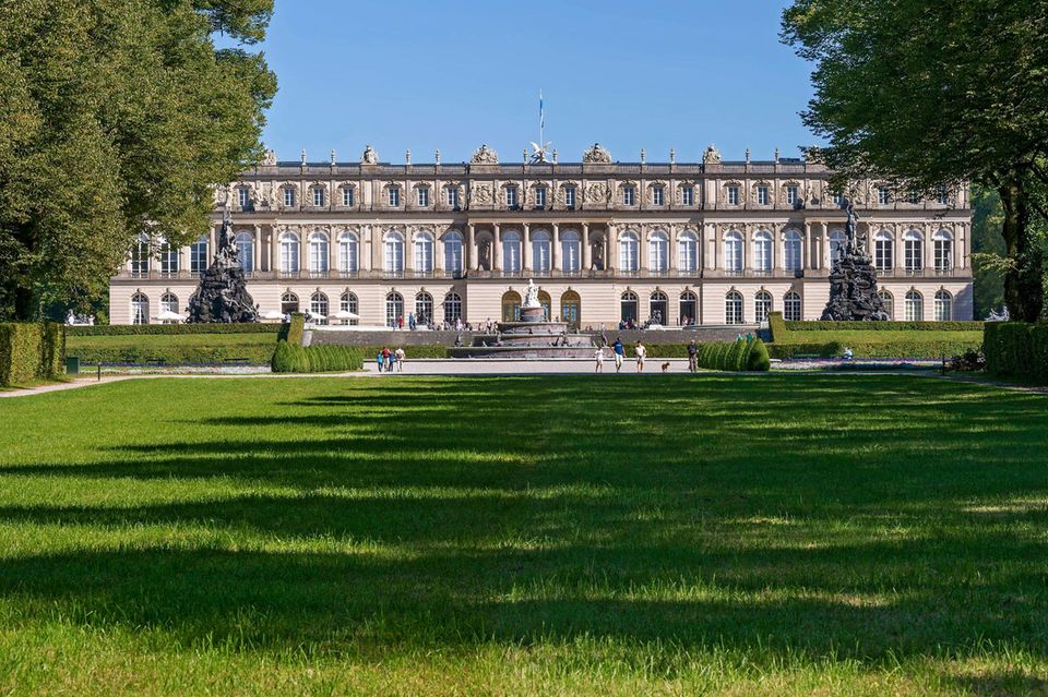 Auf der größten Insel im Chiemsee steht das Neue Schloss Herrenchiemsee, eine monumentale Hommage an Versailles, die König Ludwig II. von Bayern zwischen 1878 und 1886 errichten ließ. Die Audioführung lohnt sich!
