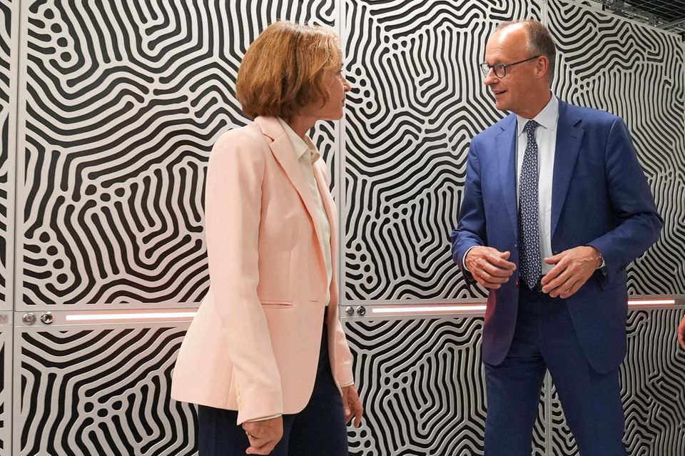 Supercomputer: Prof. Astrid Lambrecht mit Bundeskanzler Friedrich Merz