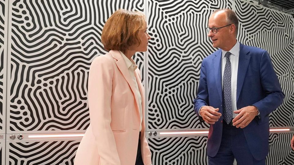 Supercomputer: Prof. Astrid Lambrecht mit Bundeskanzler Friedrich Merz Supercomputer: Prof. Astrid Lambrecht mit Bundeskanzler Friedrich Merz