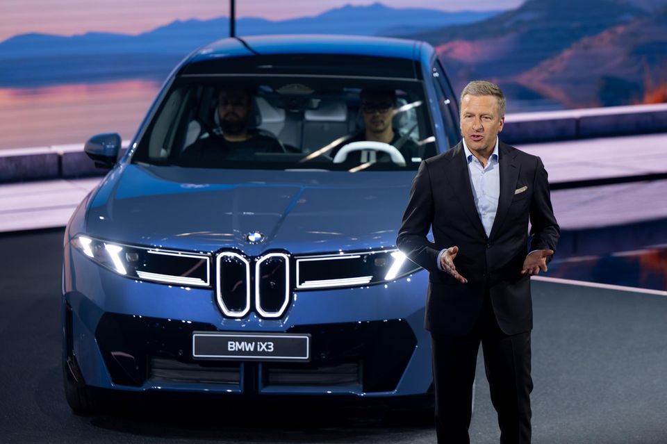 Oliver Zipse, Vorstandschef von BMW, präsentiert zum ersten Mal den iX3 vor Beginn der IAA in München