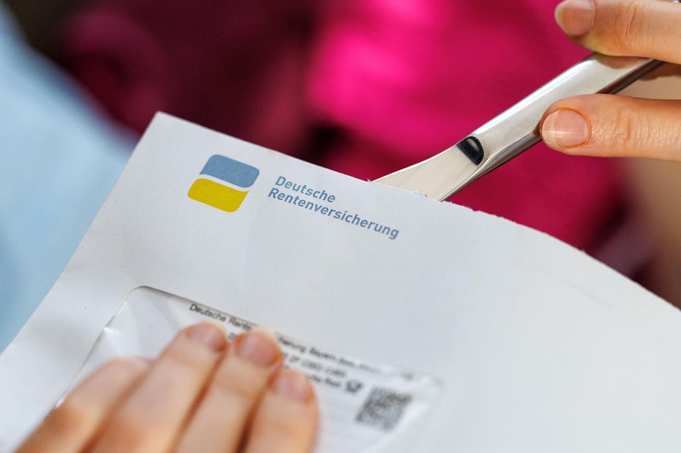 Ein Brief der Deutschen Rentenversicherung wird mit einem Messer geöffnet