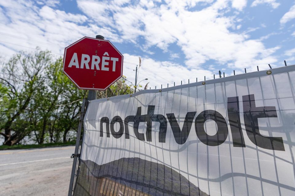 Ein Northvolt-Plakat am Eingang der Baustelle in Quebec