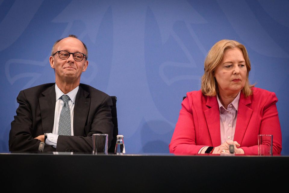 Bundeskanzler Friedrich Merz und Arbeitsministerin Bärbel Bas hätten wohl keinen Skandal erahnt, als die neuen Beitragsbemessungsgrenzen an die Öffentlichkeit kamen.