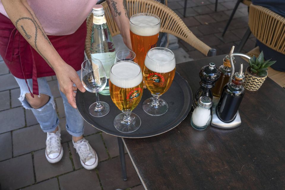 In der Gastronomie soll ab Anfang 2026 die Mehrwertsteuer für Speisen dauerhaft von 19 Prozent auf den ermäßigten Satz von sieben Prozent gesenkt werden.