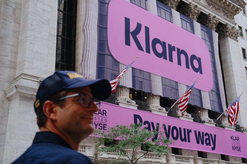 Klarna-Chef Sebastian Siemiatkowski vor der New Yorker Stock Exchange
