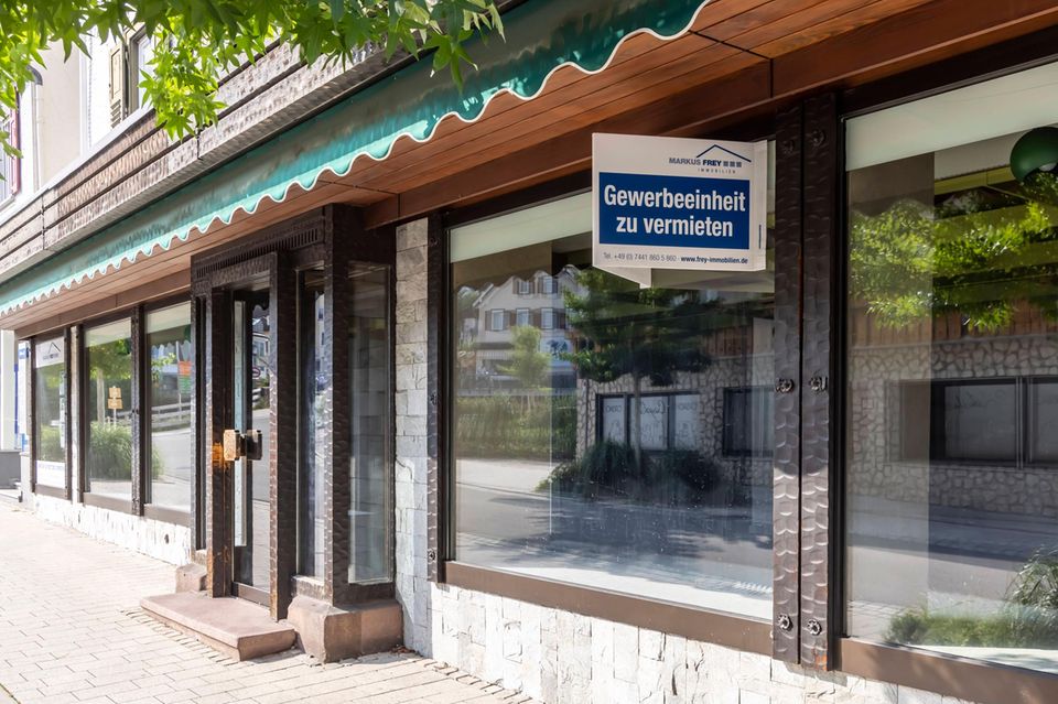 Leerstand im Zentrum der Tourismusgemeide Baiersbronn im Nordschwarzwald. Keine Seltenheit – überall in Deutschland steigt die Zahl der Insolvenzen, von der auch Gewerbeflächen in den Innenstädten betroffen sind.