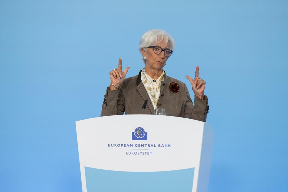 Zwei Prozent-Ziel erreicht: EZB-Präsidentin Christine Lagarde stellt stabile Leitzinsen in Aussicht, warnt aber auch vor Risiken für die Eurozone.