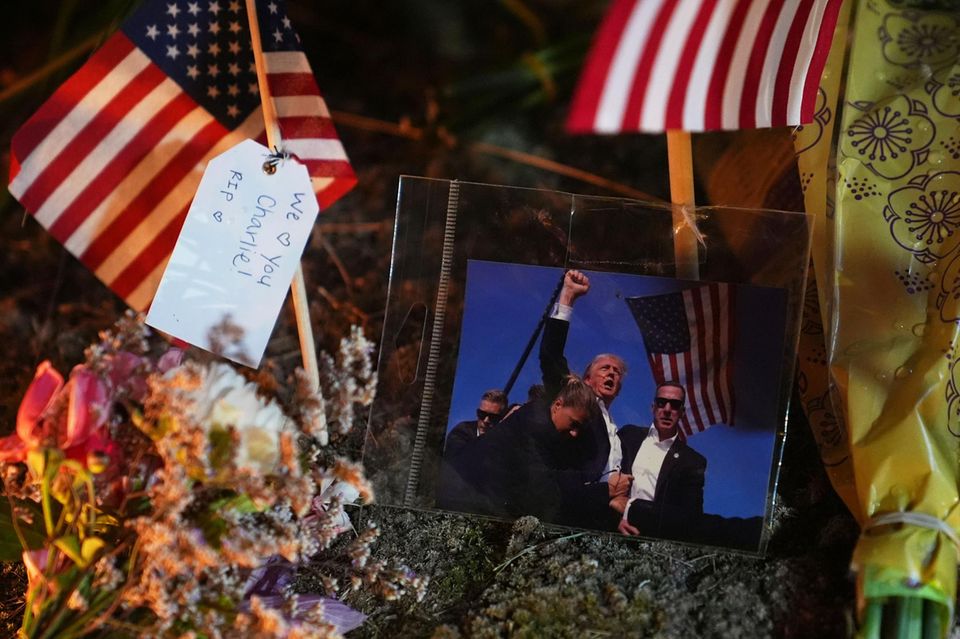 Gedenkstätte vor dem Krankenhaus in Utah, in dem Charlie Kirk verstarb