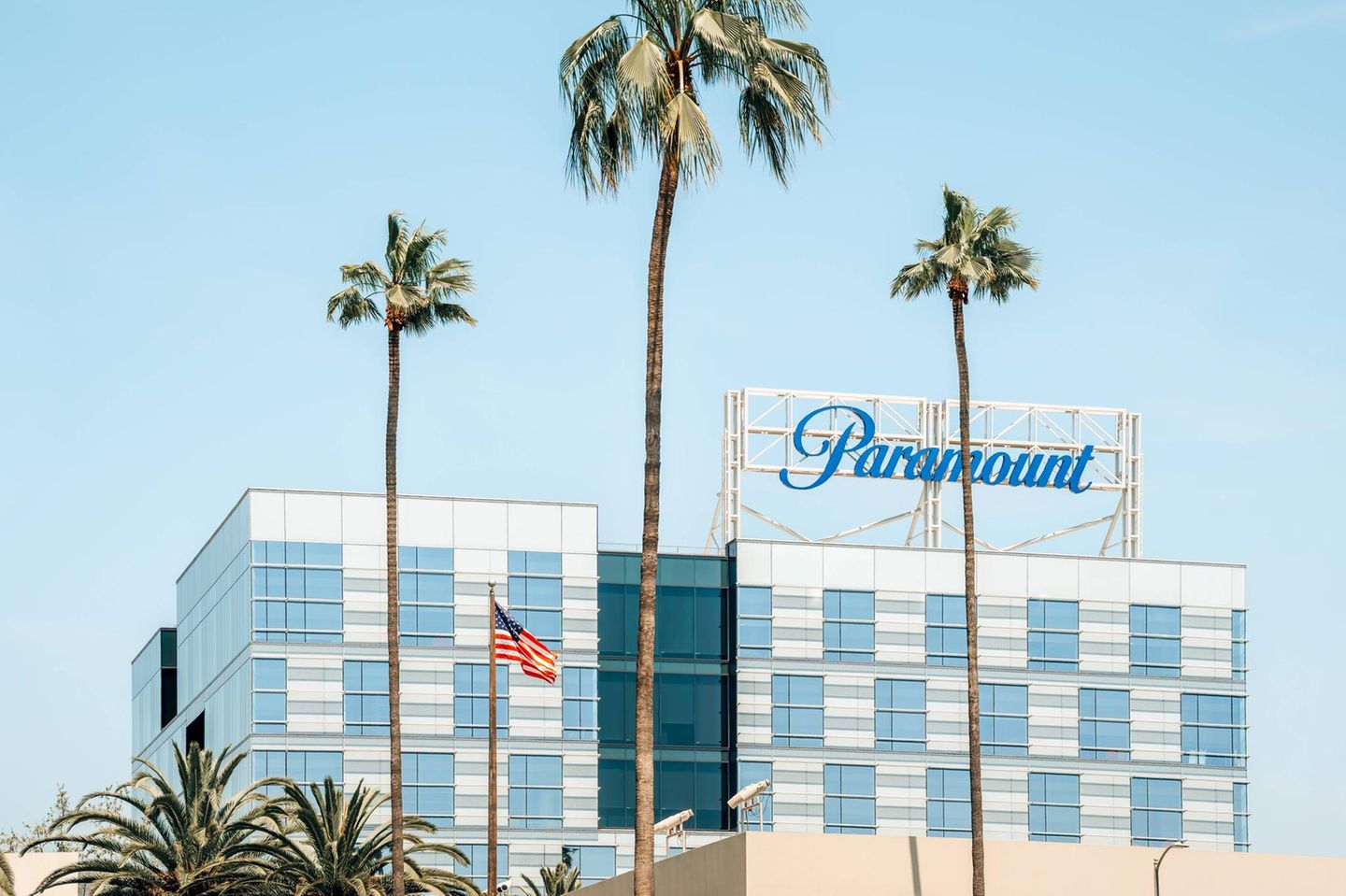 Auf dem Papier ist Paramount kleiner als Warner Bros. Discovery. Aber mithilfe von Larry Ellison soll Paramount den Hollywood-Konkurrenten schlucken