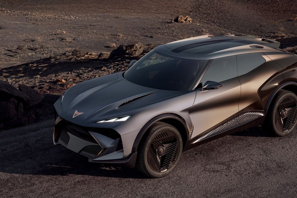Die IAA-Studie ist ein 4,72 Meter langer Mittelklasse-Crossover, der allzu prächtig ins Cupra-Portfolio passen würde. Mächtige 23-Zöller, eine martialische Front mit Display-Einsatz und stechenden LED-Augen – der Tindaya kann einem fast Angst machen. Ausgestellte Radhäuser, beleuchtete Logos und eine Dachkonstruktion, die an ein Exoskelett erinnert – das schafft Eindruck. Innen gibt es vier Einzelsitze, ein stattliches 24-Zoll-Display nebst Lenkrad im Gaming-Stil und eine Mittelkonsole, die an die 2023er-Studie des Lamborghini Lanzador erinnert