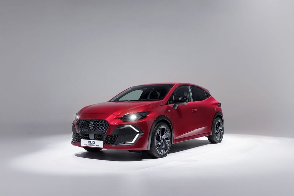 Nach dem BMW iX3 ist der Renault Clio das zweitwichtigste Fahrzeug auf der IAA und eines der wenigen wirklichen Modelle ohne Elektroantrieb. Doch abgesehen von den allzu auffälligen LED-Tagfahrleuchten ist der kleine Franzose ein ganz großer Wurf – nicht allein wegen seines 160 PS starken Hybridantriebs. Innen betont modern und mit einem 390 Liter großen Laderaum, wird er allen anderen Kleinwagen das Leben schwer machen, und bereits der aktuelle Renault Clio ist das meistverkaufte Auto Europas