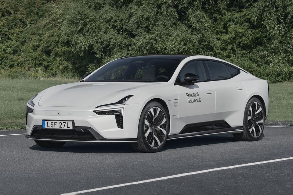 Genau das verspricht der Polestar 5. Mit der schwungvoll gezeichneten Limousine bricht bei dem schwedisch-chinesischen Autobauer eine neue Ära an. Raus aus dem Volvo-Schatten, hin zu mehr Eigenständigkeit und Augenhöhe. Sowohl im Design als auch bei der Technik. Beim Blechkleid besinnen sich die Polestar-Formgeber auf eine Studie, die eigentlich auf dem Genfer Autosalon 2020 für Aufsehen sorgen sollte: den Polestar Precept