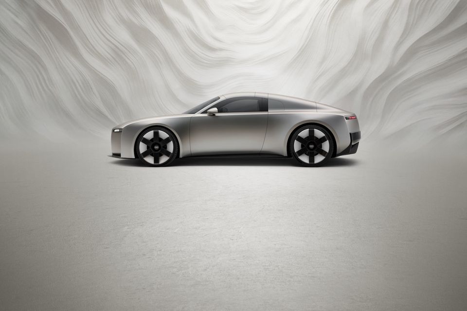 Audi zeigt mit dem Concept C auf der IAA die Studie eines zweisitzigen Elektrosportlers, der sein Klappdach gekonnt öffnen kann und auf Knopfdruck so vom Coupé zum Targa mutiert. Ein zukünftiges Modell, das in Personalunion Audi TT und R8 nach deren Produktionseinstellungen ersetzen soll. Technisch dürfte die Neuauflage des Audi TT eng mit dem Porsche 718 verwandt sein, den die Stuttgarter vor einigen Monaten erst einmal deutlich nach hinten verschoben haben. Vor Mitte / Ende 2027 dürfte das neue Zwillingspärchen aus Cayman und Boxster kaum bei den Porsche-Händlern stehen