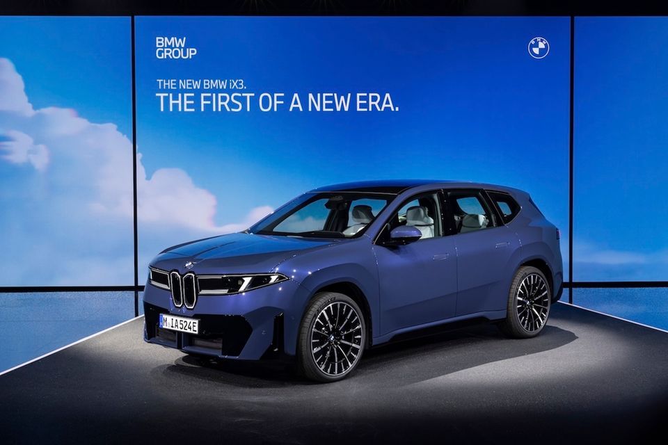 BMW hat mit dem neuen iX3 allen anderen die Schau gestohlen. Das erste Modell der sogenannten neuen Klasse ist ein knapp 4,78 Meter langer SUV mit 470 PS starkem Elektroantrieb, klassischem Design und einem polarisierenden Armaturenbrett, das sich unterhalb der Windschutzscheibe aufspannt. Dank 109 kWh großem Akkupaket muss erst nach 800 Kilometern wieder nachgeladen werden – mit bis zu 400 kW. Nachteil: Es geht erst bei 70.000 Euro los