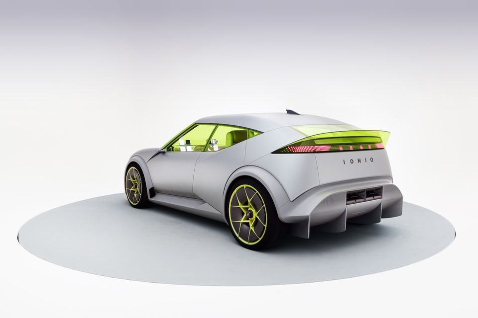 Auch wenn sich Hyundai verschiedene Antriebsarten für seine Fahrzeuge offenlässt, stellen auch die Südkoreaner zunehmend auf Elektromodelle um. Bestes Beispiel ist die kunterbunte IAA-Studie des 4,28 Meter langen Concept Three, mit dem Hyundai spielerisch zeigt, wie man sich ein kompaktes Modell der Kompaktklasse vorstellt. Überall im und am Fahrzeug ist die Symbolfigur Mr. Pix als kleines Stylingsignet untergebracht. Anleihen an den Veloster – nicht ganz zufällig