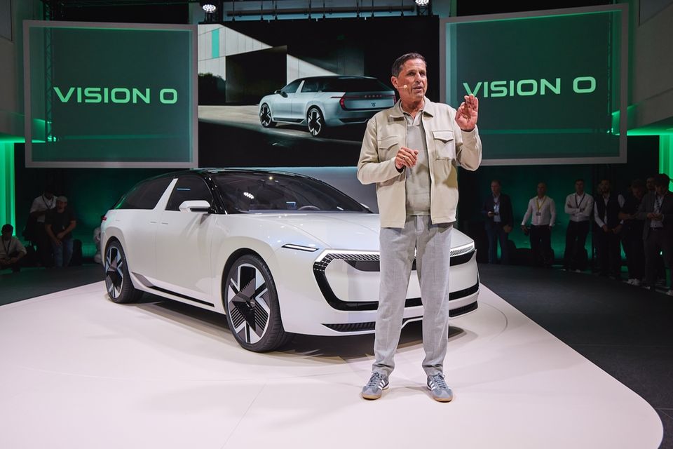 Skoda bleibt seiner Linie treu und setzt auch weiterhin auf ebenso praktische wie familiäre Fahrzeuge. Bedient die Konzeptstudie des Skoda Epiq das Segment der kleinen Crossover, geht der 4,85 Meter lange Vision O mindestens zwei Stufen weiter. So kann der geneigte Skoda-Fan sich einen kommenden Octavia oder Superb als Kombi vorstellen. Ein Serienmodell nach Vorgabe des Vision O könnte in der Zukunft zum Beispiel auch beide Fahrzeuge in einem Modell abbilden. Marktstart kaum vor 2028 und nicht unbedingt nur als Elektromodell, sondern wohl auch als Hybride