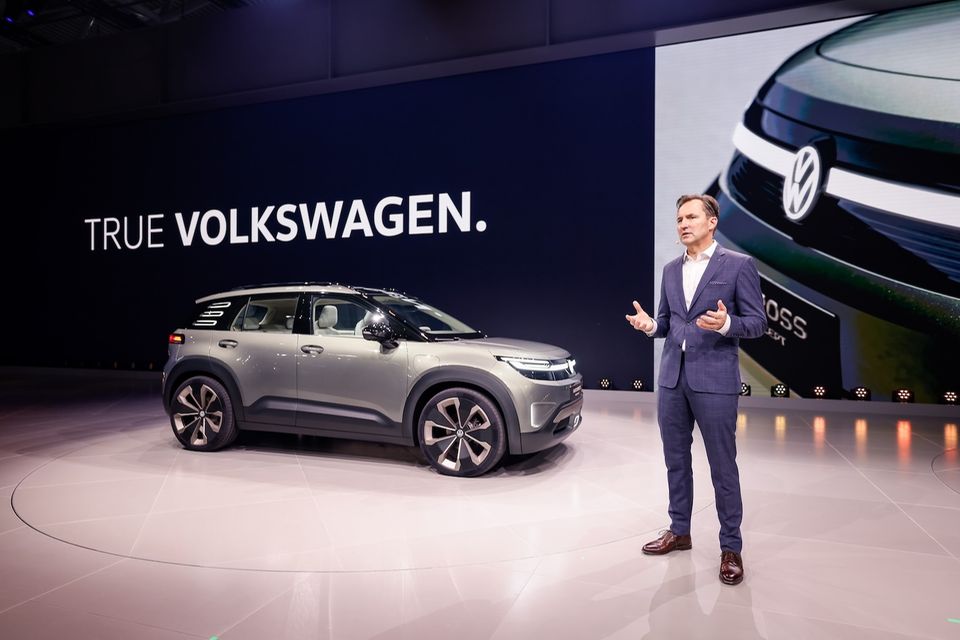 So ganz konnte sich Volkswagen von der ID-Nomenklatur dann doch nicht verabschieden. Zwar wurde aus dem ID2 nunmehr der ID Polo, und der SUV-Ableger wird die Bezeichnung ID Cross bekommen, doch vielleicht wäre der volle Schritt zurück zu normalen Namen die bessere, weil einfachere Variante gewesen. So wird im Vorfeld der IAA der 4,16 Meter lange VW ID Cross Concept enthüllt – wieder kein Serienmodell, aber immerhin etwas näher an der Serie. Bis zum Marktstart dauert es noch rund ein Jahr, und da wollten die Wolfsburger dann doch noch nicht das elektrische Serienmodell zeigen. Innen aufgeräumt und edel – Preis: unter 30.000 Euro für 155 kW / 211 PS und 420 km Reichweite
