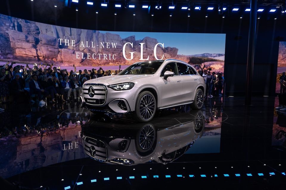 Im Unterschied zum bekannten und allemal erfolgreichen GLC-Verbrenner, seit Jahren das erfolgreichste Sternen-Modell, ist der Mercedes GLC 400 4matic EQ rund zehn Zentimeter länger, und das tut ihm gut. Noch besser: Der steil stehende Kühlergrill verabschiedet sich vom rund gelutschten Design der bisherigen Elektromodelle. Diese Front macht endlich wieder einmal etwas her. Das weich auslaufende Heck erinnert dagegen nicht allein durch seine Leuchten im Sternen-Look an den ein oder anderen Konkurrenten aus Asien. Innen edel und fast 480 PS stark. Preise ab 70.000 Euro