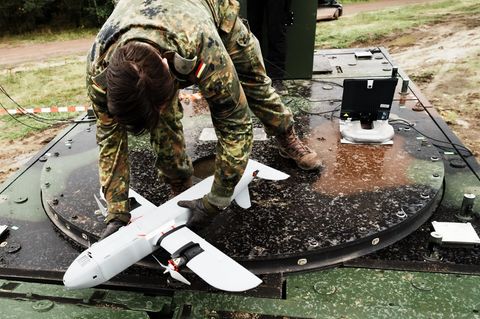 Soldat hebt die Tytan-Drohne vom Boden auf