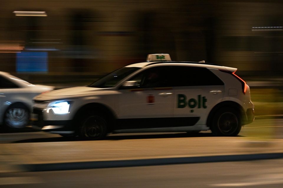 Ein Bolt-Auto fährt nachts durch Warschau