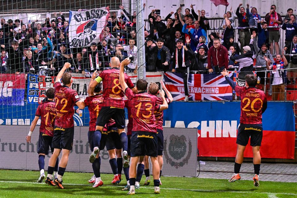 Spieler der SpVgg Unterhaching jubeln vor der Fankurve – in den vergangenen Tagen war die Aktie nach oben ausgeschlagen