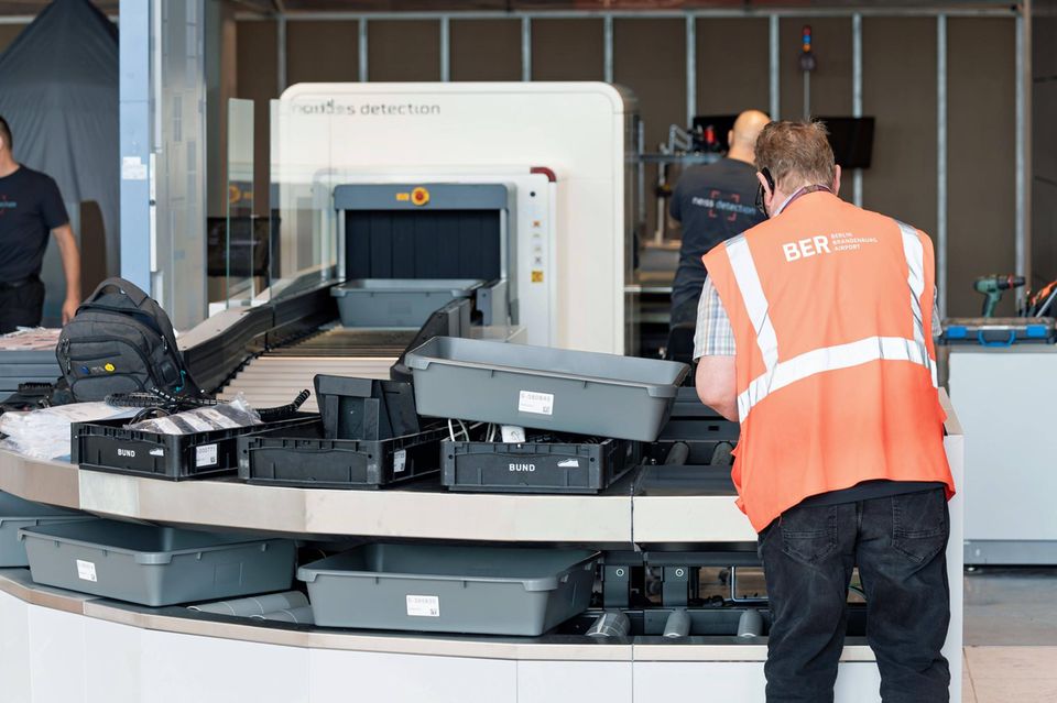 Sicherheitskontrolle am Flughafen BER in Berlin