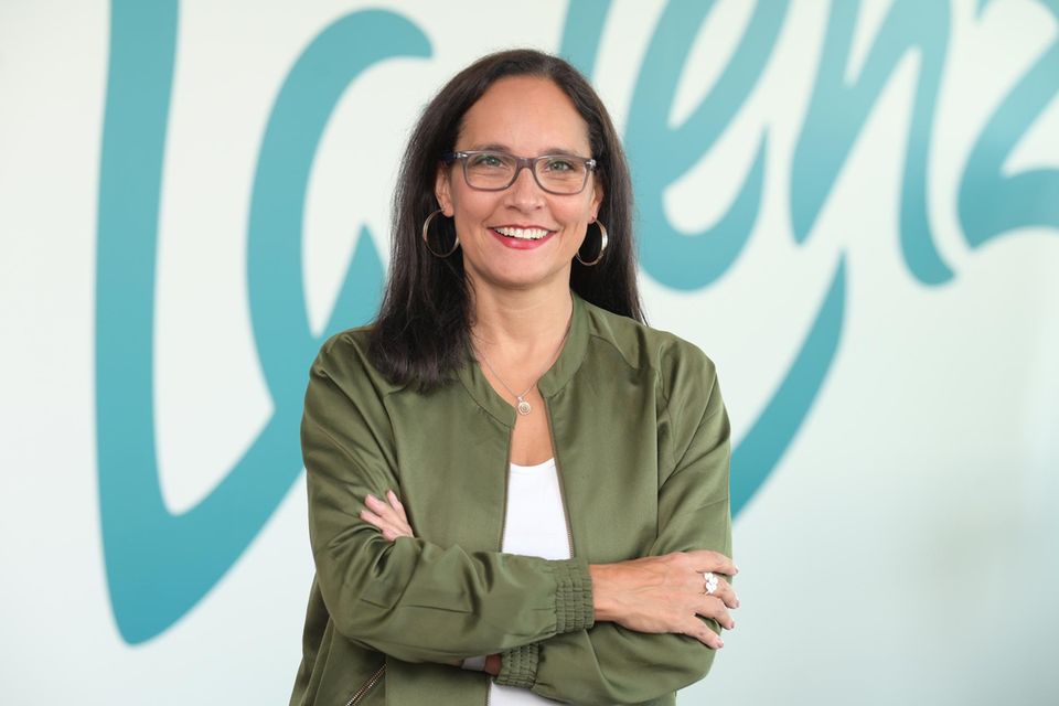 Andrea Spielmann ist seit über 20 Jahren für Lorenz Snack-World tätig. Als Director Marketing beschäftigt sie sich sowohl mit der nationalen Portfoliostrategie als auch mit der Markenkommunikation und PR. Zuvor war sie kurz bei Johnson & Johnson im Bereich HR und Marketing. 