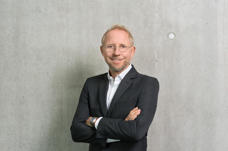Seit dem Jahr 2008 ziert Bernd Rützler der Titel „Executive Vice President Marketing, Brand Management International“. Vor seiner Zeit bei der Alfred Kärcher SE & Co. KG in Winnenden war er unter anderem für Hilti und J. Walter Tompson tätig. Der Diplom-Kaufmann machte seinen Bachelor in Business Administration an der Fachhochschule für Wirtschaft Berlin.