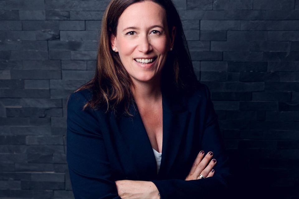 Maike Abel leitet den Bereich Corporate Marketing im Kontext der digitalen Transformation von Nestlé und trägt daher den Titel Digital & Corporate Marketing Director. Sie begann ihre Karriere bei einer Media-Agenturseite und arbeitete als Media Manager für die Molkerei Theo Müller.