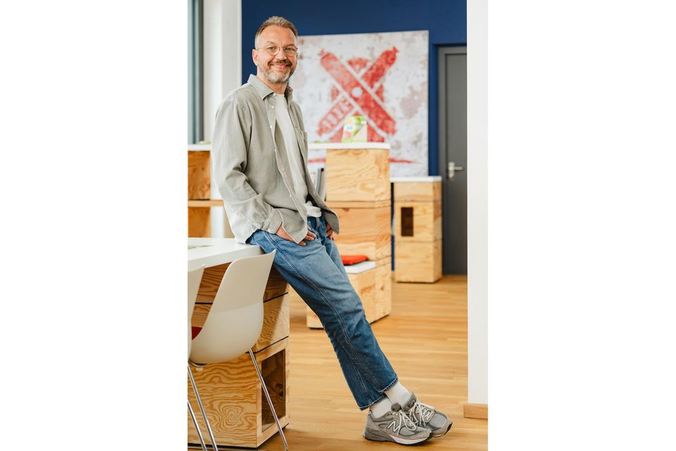 Seit vier Jahren ist Steffen Zeller als CMO für die strategische Ausrichtung der Rügenwalder Mühle verantwortlich. Dabei hat er die Marke in den vergangenen Jahren grundlegend restrukturiert. Zeller hat in Regensburg, Oxford und La Rochelle studiert.