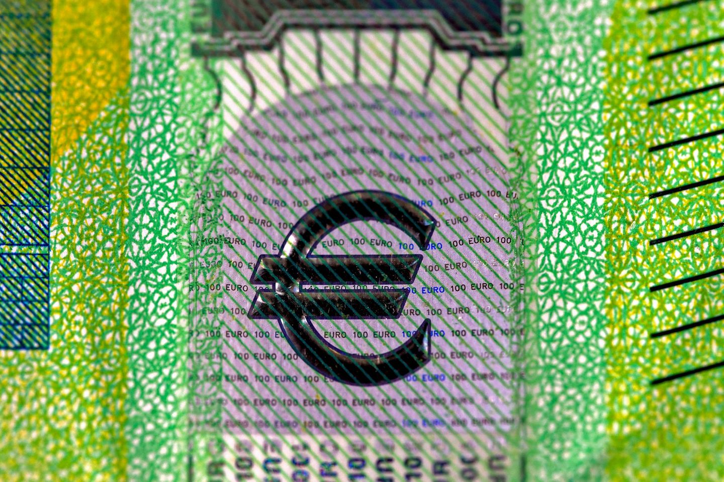 Bargeld liefert keine Zinsen, doch auch immer weniger deutsche Anbieter bieten lukrative Renditen aufs Tagesgeld. Lohnt sich deshalb ein Blick ins Ausland?