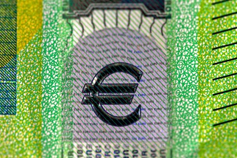 Bargeld liefert keine Zinsen, doch auch immer weniger deutsche Anbieter bieten lukrative Renditen aufs Tagesgeld. Lohnt sich deshalb ein Blick ins Ausland?