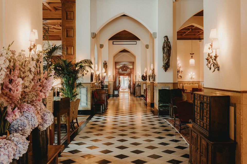 Die Lobby mit sechs Meter hoher geschnitzter Holzdecke ist ein wichtiger „Social Space“ des Luxushotels