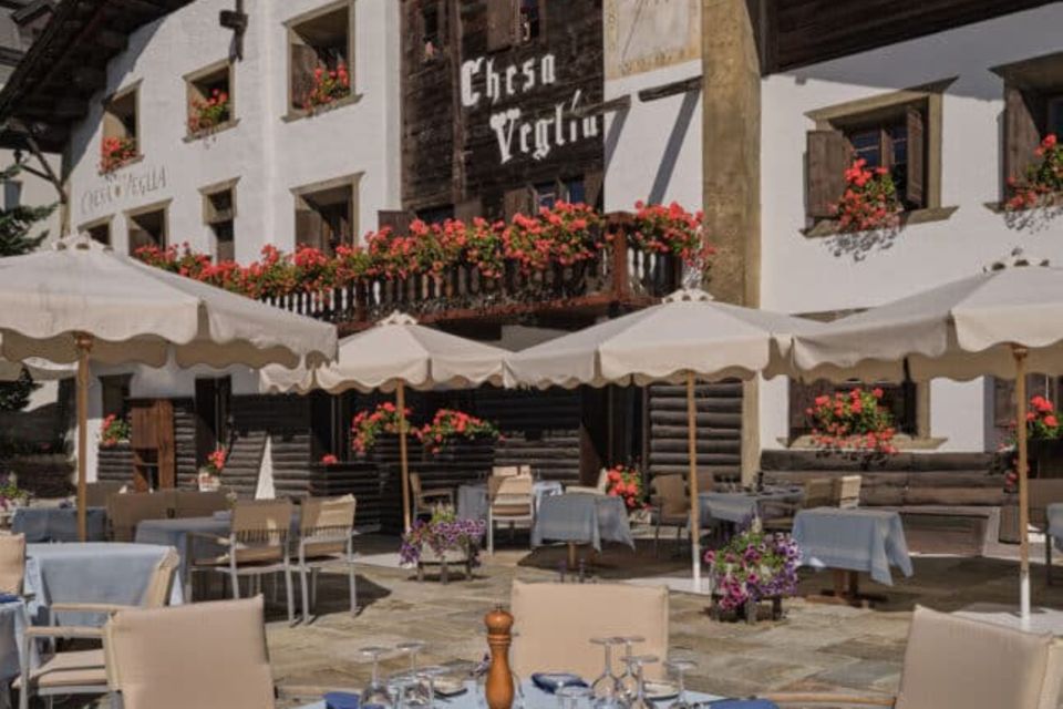 Das Restaurant „Chesa Viglia“ in diesem urigen Bauernhaus serviert eine fantastische Steinofenpizza und Grillspezialitäten