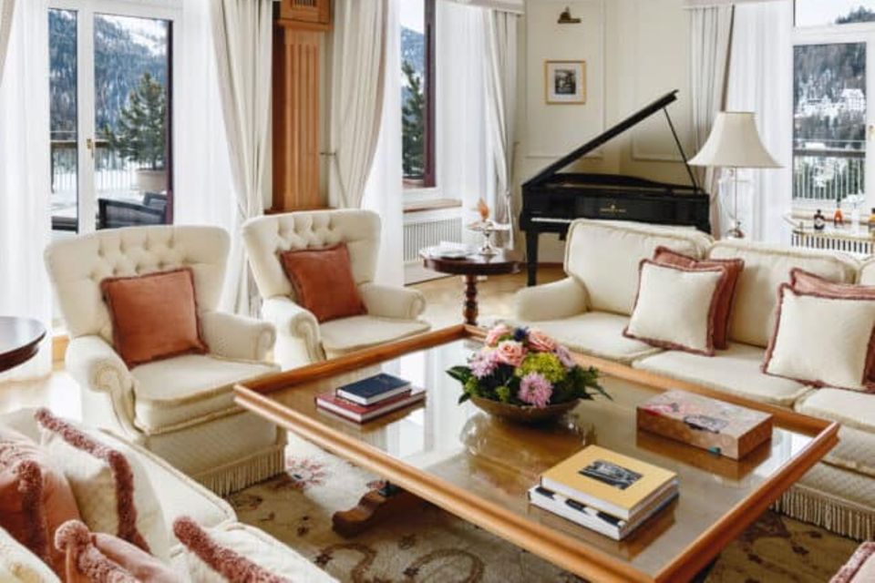 Auch die „Hans Badrutt“-Suite des Hotels überrascht mit vielen Details wie etwa Blumen in voller Blüte