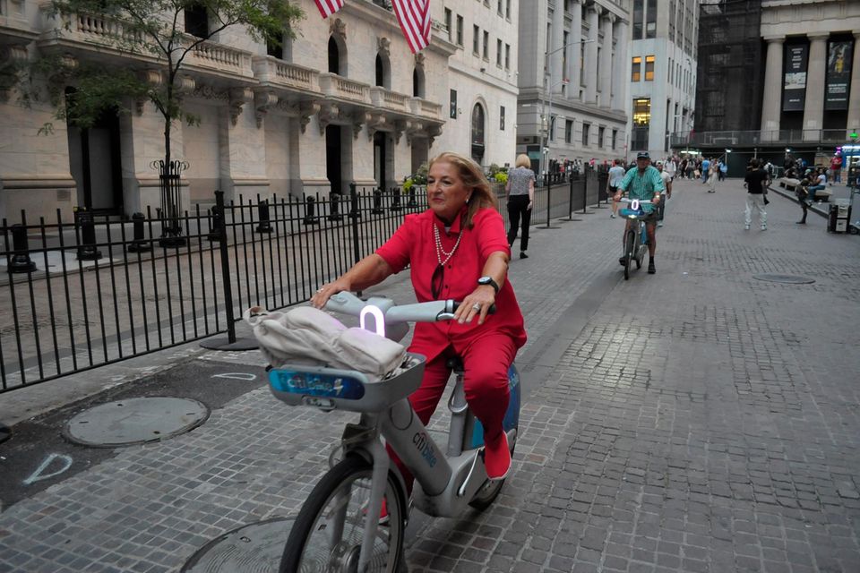 Radfahrerin vor der New Yorker Börse – dem Ort, an dem die Inflation in den USA besonders kritisch betrachtet wird.