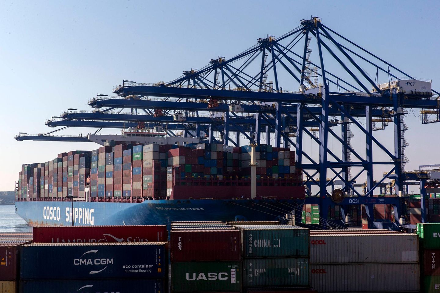 Chinesisches Containerschiff am griechischen Hafen Piräus, wo Ermittler zuletzt tausende Container mit Schmuggelware aus China konfiszierten.