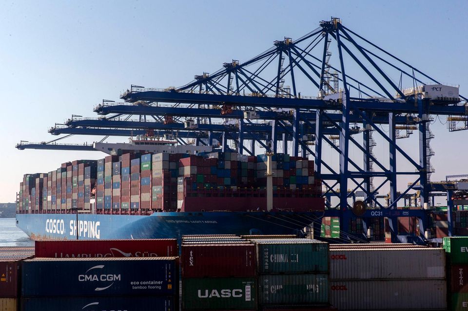 Chinesisches Containerschiff am griechischen Hafen Piräus, wo Ermittler zuletzt tausende Container mit Schmuggelware aus China konfiszierten.