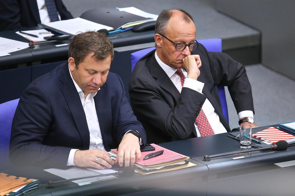 Finanzminister Lars Klingbeil (SPD, links) und Kanzler Friedrich Merz (CDU) bei der Haushaltswoche im Bundestag
